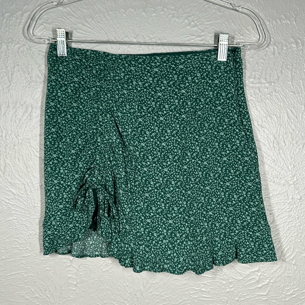 Forever 21 Green Floral Print Mini Skirt Women's Size Medium - Picture 1 of 8